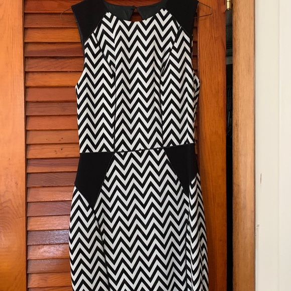 Modern geometric print dress - Picture 2 of 8